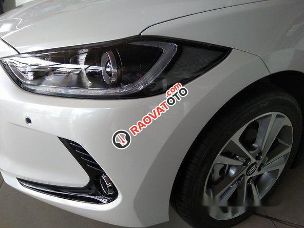 Bán ô tô Hyundai Elantra đời 2017, màu trắng-3