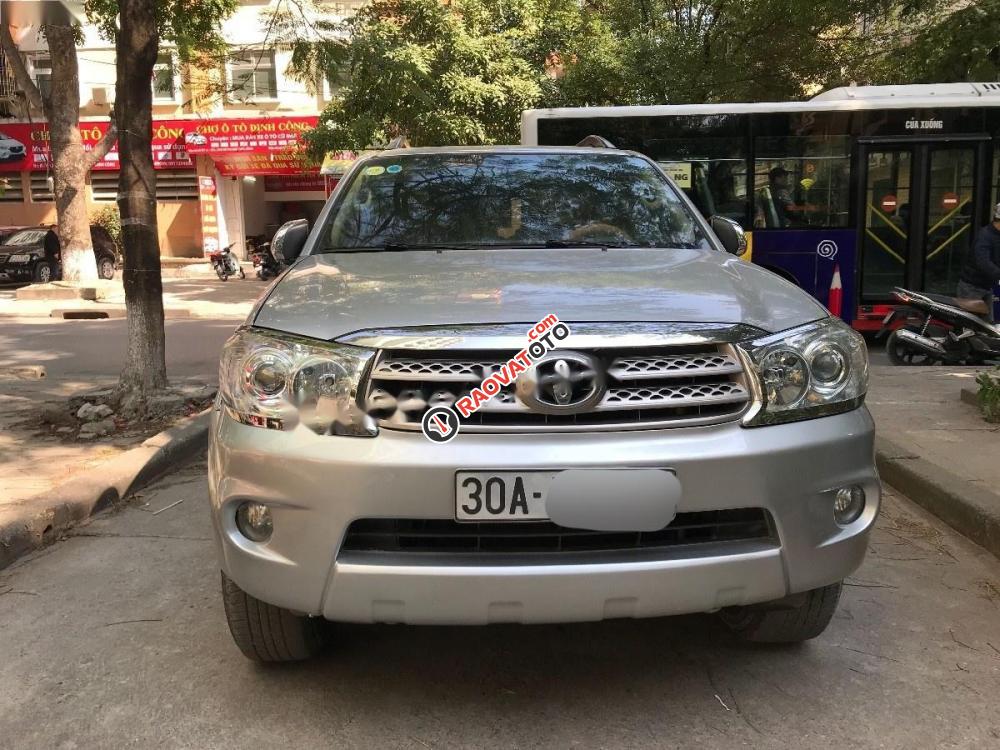 Bán Toyota Fortuner 2.7V 4x4 AT sản xuất 2010, màu bạc còn mới, giá 545tr-2