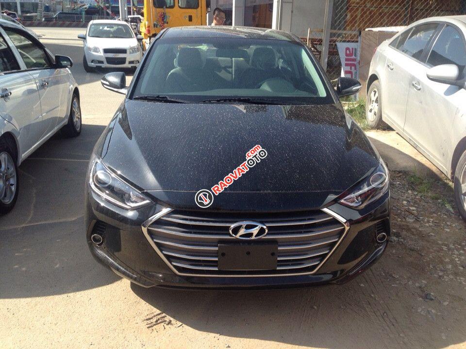 Elantra 1.6 AT màu đen, xe mới 100%, giao xe ngay, 730tr bao gồm lăn bánh, 150 triệu lấy xe- 0902.608.293-3