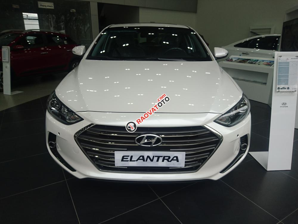 Hyundai Elantra 2018 màu trắng, các phiên bản, giá cạnh tranh, mua xe chỉ từ 115 triệu - LH 090.467.5566-1