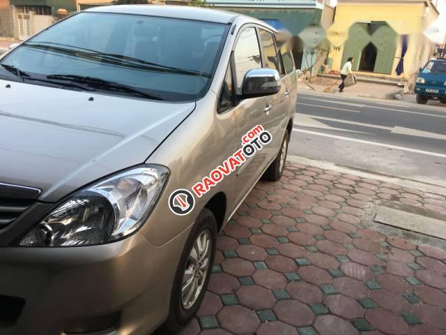 Cần bán Toyota Innova đời 2010, màu vàng-2