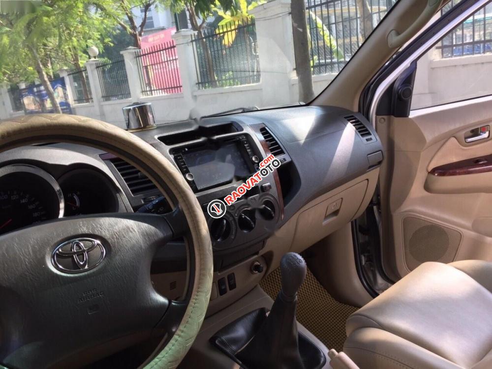 Bán ô tô Toyota Fortuner 2.5G đời 2010, màu bạc số sàn, giá 625tr-7