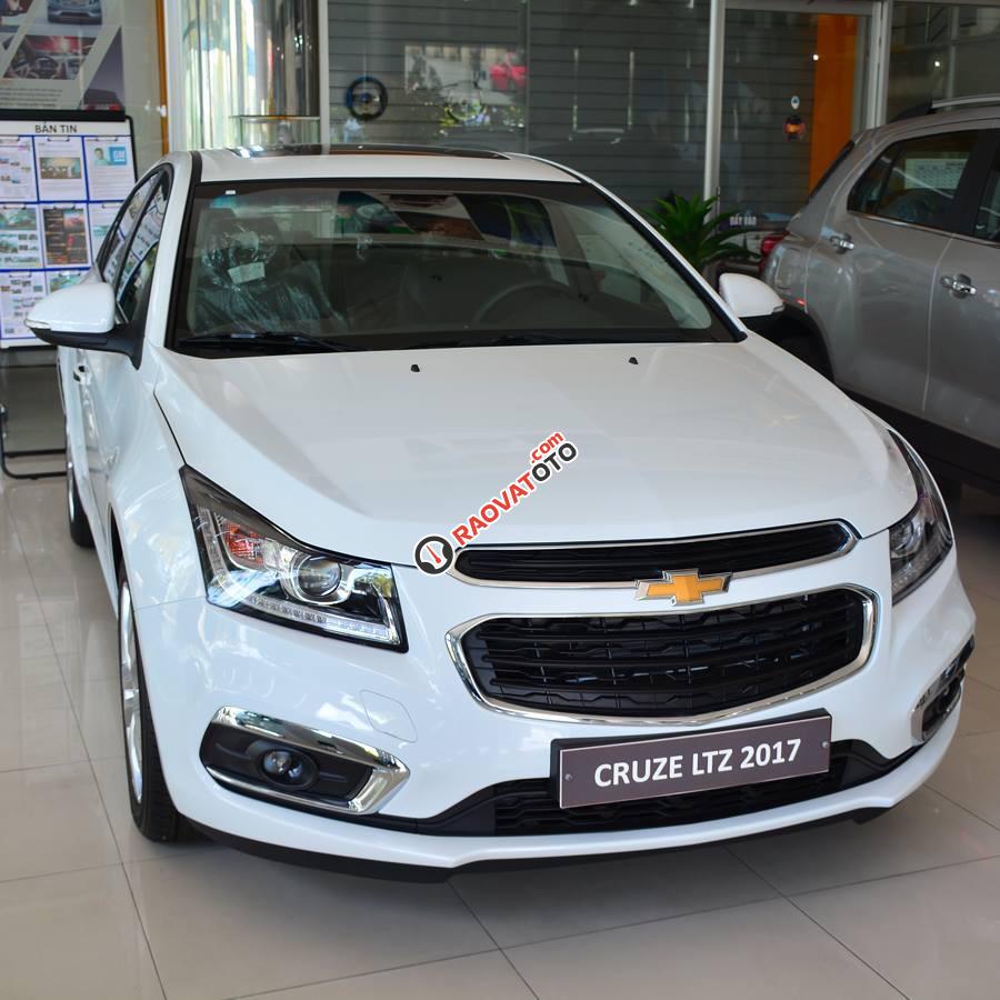 Cần bán Chevrolet Cruze đời 2017 màu trắng, giá 699 triệu-0