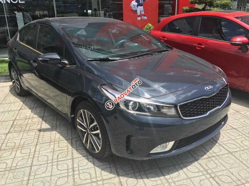 Kia Cerato 2.0, bản cao cấp nhất, liên hệ ngay để biết các chương trình ưu đãi. Gọi 0906.969.445-1