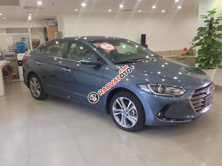 Hyundai Quận 4- Elantra 1.6 AT, màu xanh đá. Giá 730 triệu bao gồm tất cả chi phí. LH Hương: 0902.608.293-1
