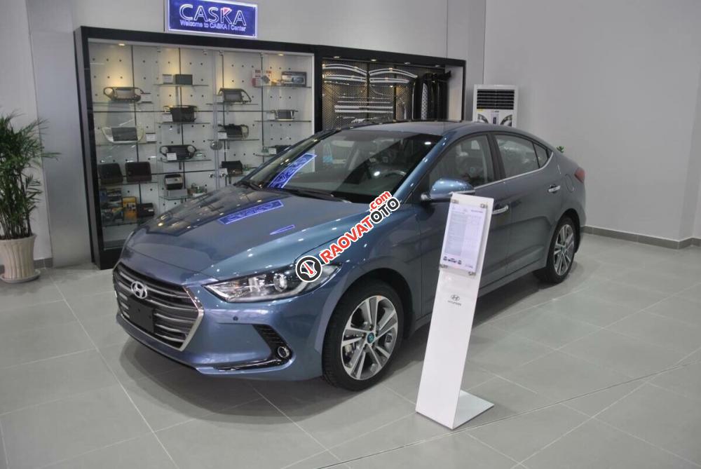 Hyundai Quận 4- Elantra 1.6 AT, màu xanh đá. Giá 730 triệu bao gồm tất cả chi phí. LH Hương: 0902.608.293-4