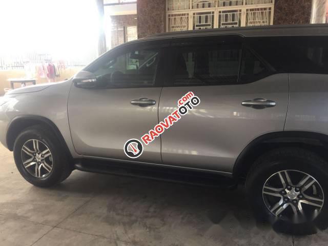 Cần bán gấp Toyota Fortuner đời 2017, màu bạc-1