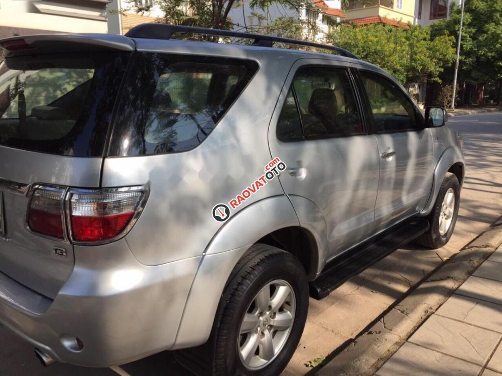 Bán ô tô Toyota Fortuner 2.5G đời 2010, màu bạc số sàn, giá 625tr-2