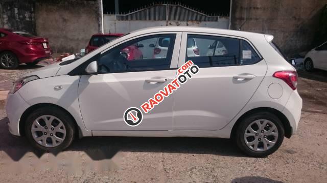 Bán gấp Hyundai Grand i10 2016, màu trắng, xe nhập còn mới-1