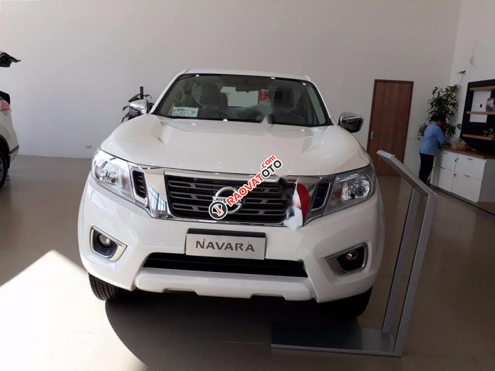 Bán ô tô Nissan Navara SL 2.5 MT 4WD đời 2017, màu trắng, nhập khẩu, giá 725tr-1