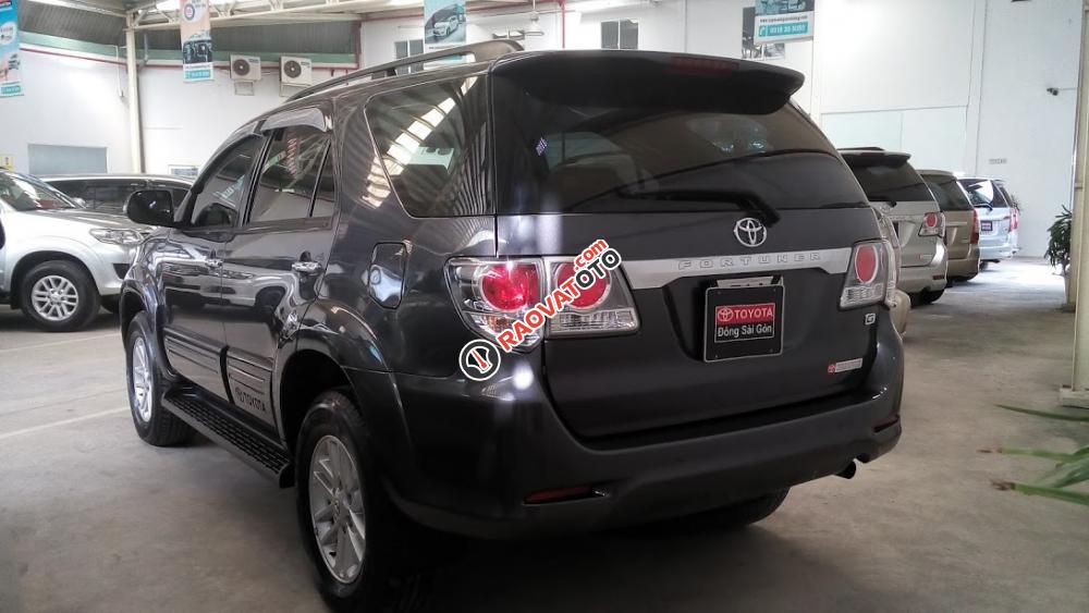 Bán Toyota Fortuner máy dầu đời 2014, màu xám-4