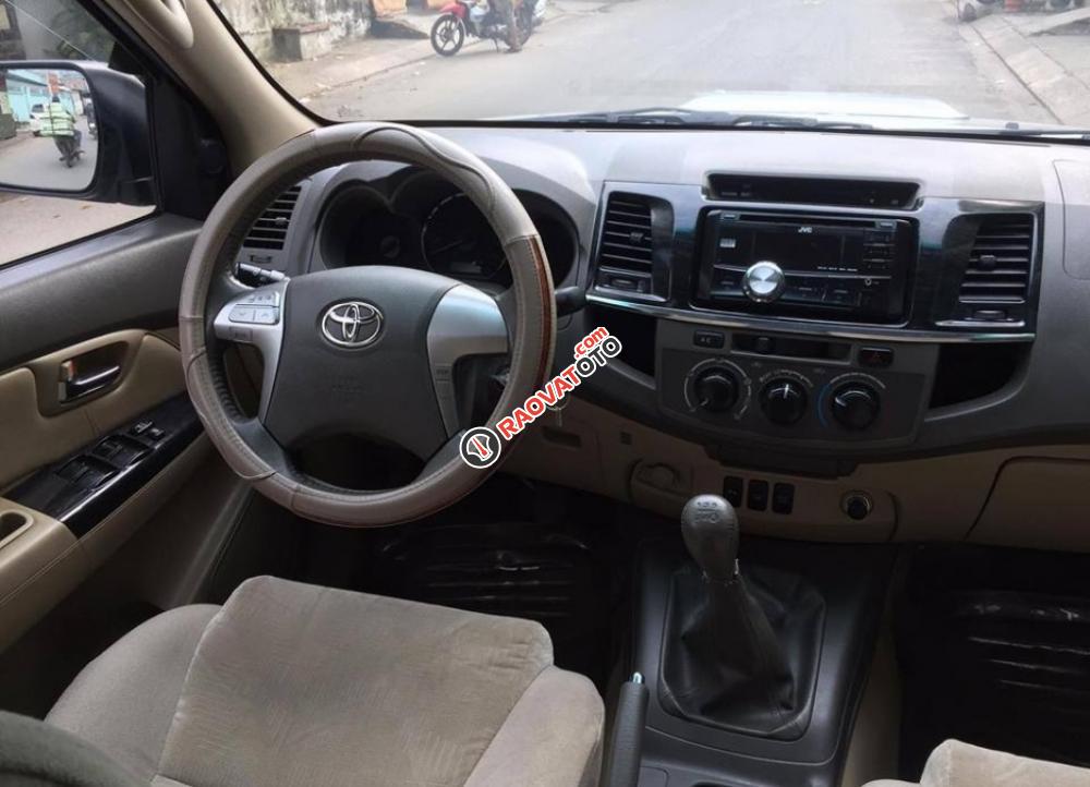 Cần bán chiếc Toyota Fortuner 2.5G MT 2014, máy dầu màu bạc-5