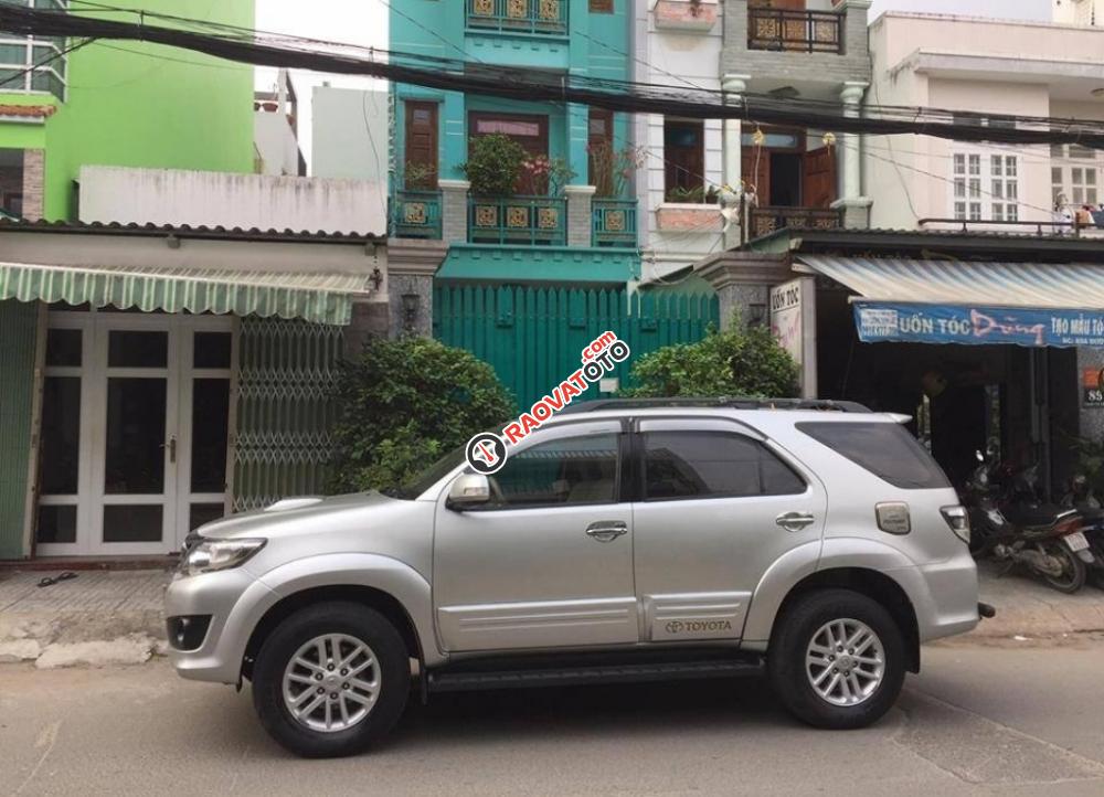 Cần bán chiếc Toyota Fortuner 2.5G MT 2014, máy dầu màu bạc-0