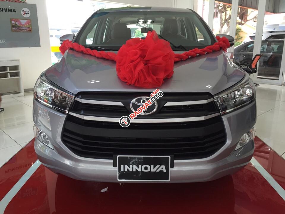 Bán Toyota Innova 2.0E số sàn, mẫu mới, xe giao ngay, hỗ trợ vay 95% giá trị xe-0