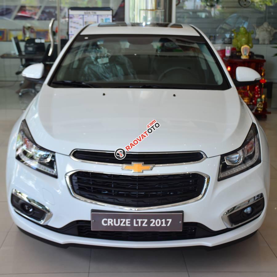 Cần bán Chevrolet Cruze đời 2017 màu trắng, giá 699 triệu-3