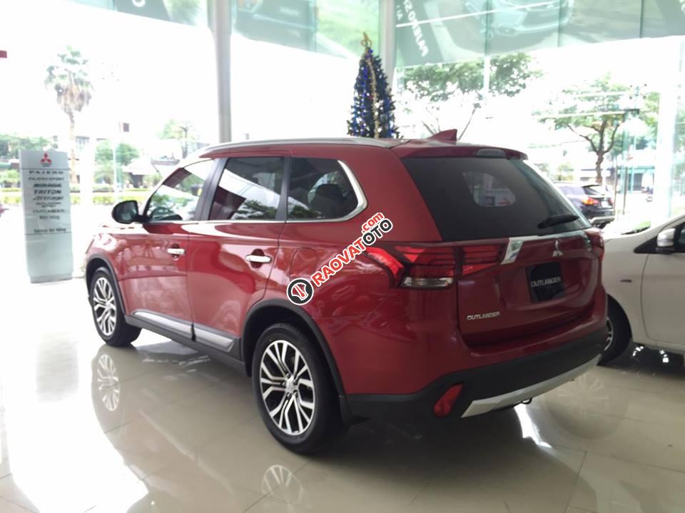 Cần bán xe Mitsubishi Outlander đời 2018, tiết kiệm xăng 7L/100km, cho vay đến 90%, LH: 0905910199-3