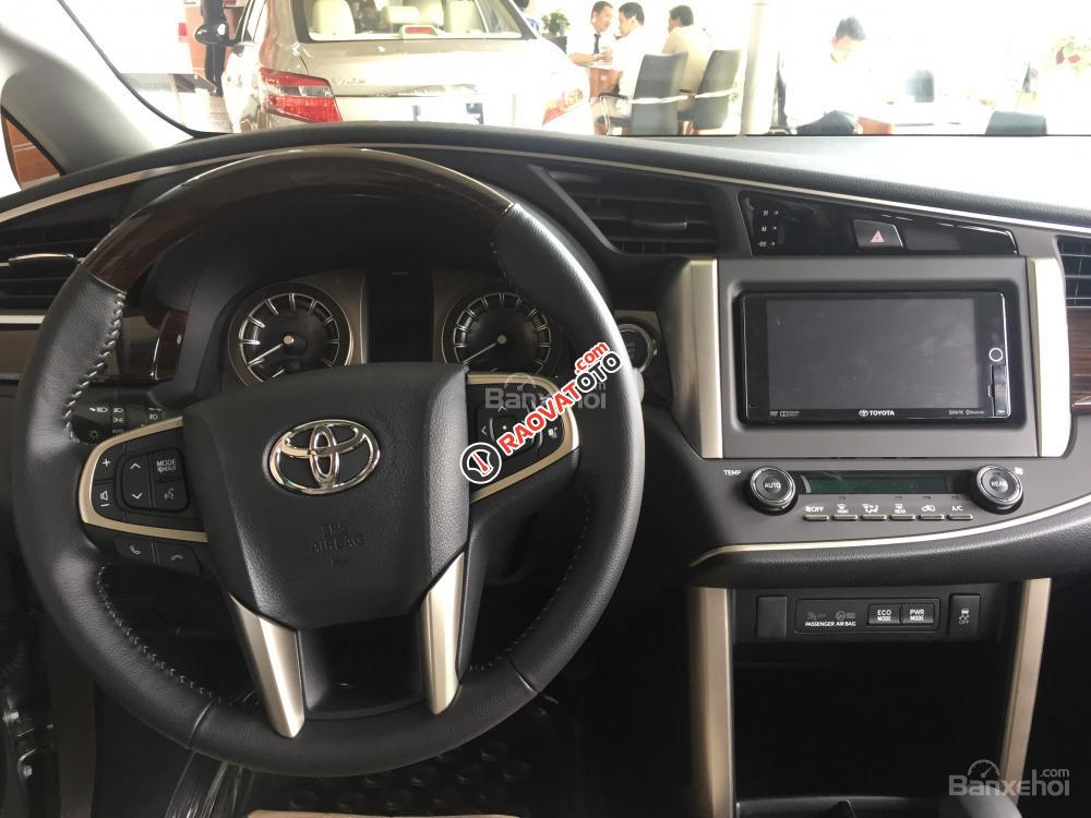 Toyota Innova 2.0E, giảm giá 30 triệu trong T12-2017-3