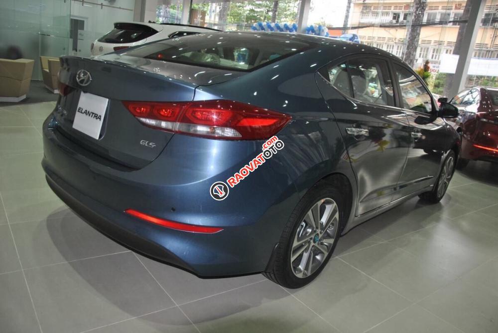 Hyundai Quận 4- Elantra 1.6 AT, màu xanh đá. Giá 730 triệu bao gồm tất cả chi phí. LH Hương: 0902.608.293-16