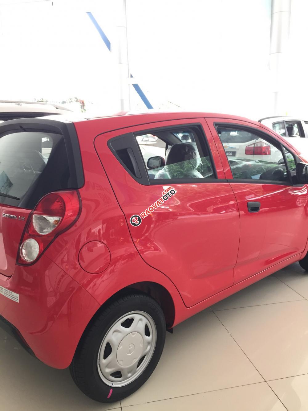 Chevrolet Spark LS 1.2L màu đỏ, chỉ cần trả trước 115 triệu có xe ngay- LH: 090.102.7.102 Huyền Chevrolet-1