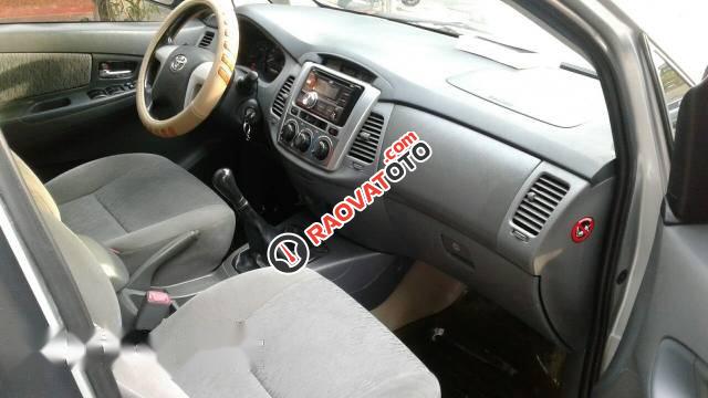 Gia đình bán xe Toyota Innova đời 2013, màu bạc-4