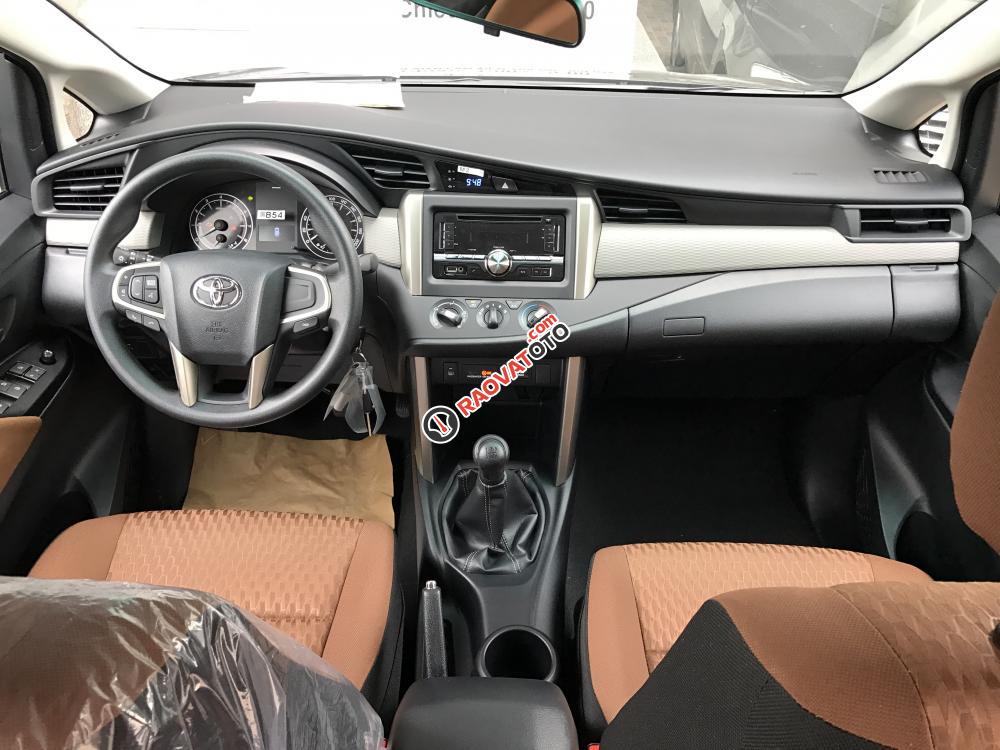 Bán xe Toyota Innova 2.0E đời 2017, màu xám, giá 723tr-5