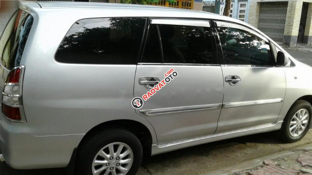 Cần bán Toyota Innova 2.0E sản xuất 2013, màu bạc chính chủ-3