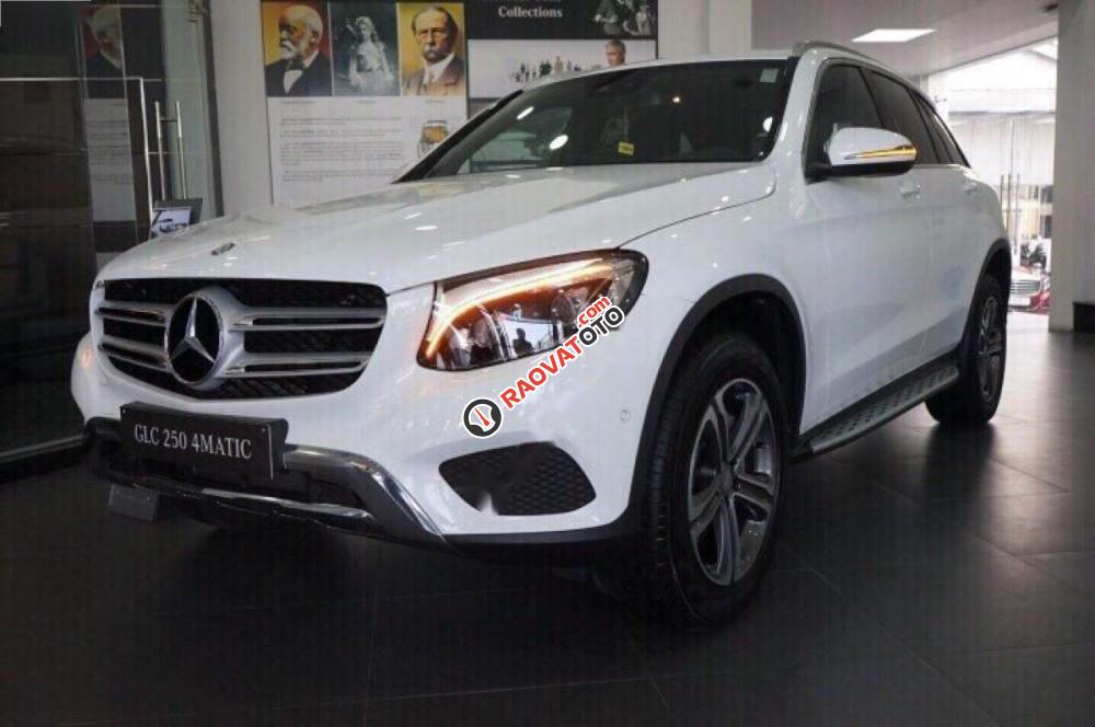 Cần bán Mercedes GLC 250 4Matic đời 2017, màu trắng-1