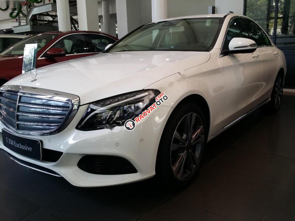 Cần bán gấp Mercedes C250 Exclusive đời 2017, màu trắng còn mới-0