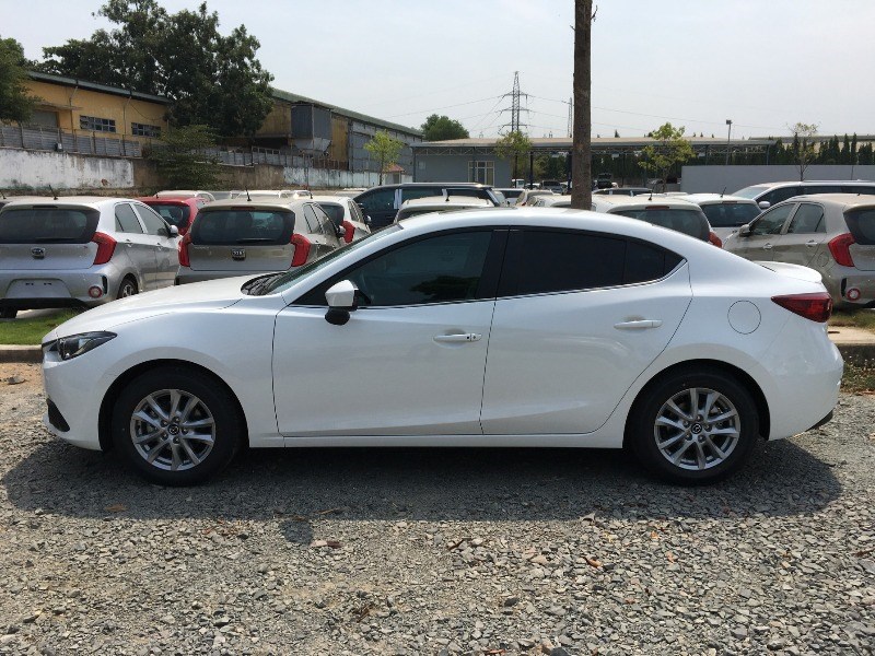 Cần bán Mazda 3 1.5L Facelift đời 2017, màu trắng, nhập khẩu nguyên chiếc-4