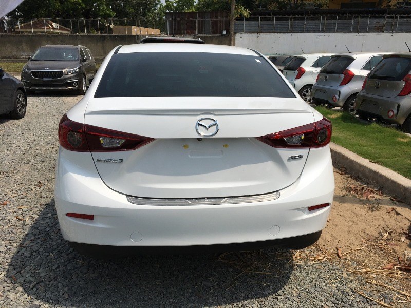 Cần bán Mazda 3 1.5L Facelift đời 2017, màu trắng, nhập khẩu nguyên chiếc-2