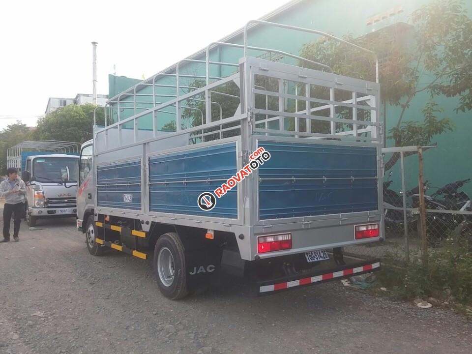 Bán xe tải Jac 3T45 thùng mui bạt, màu bạc-1