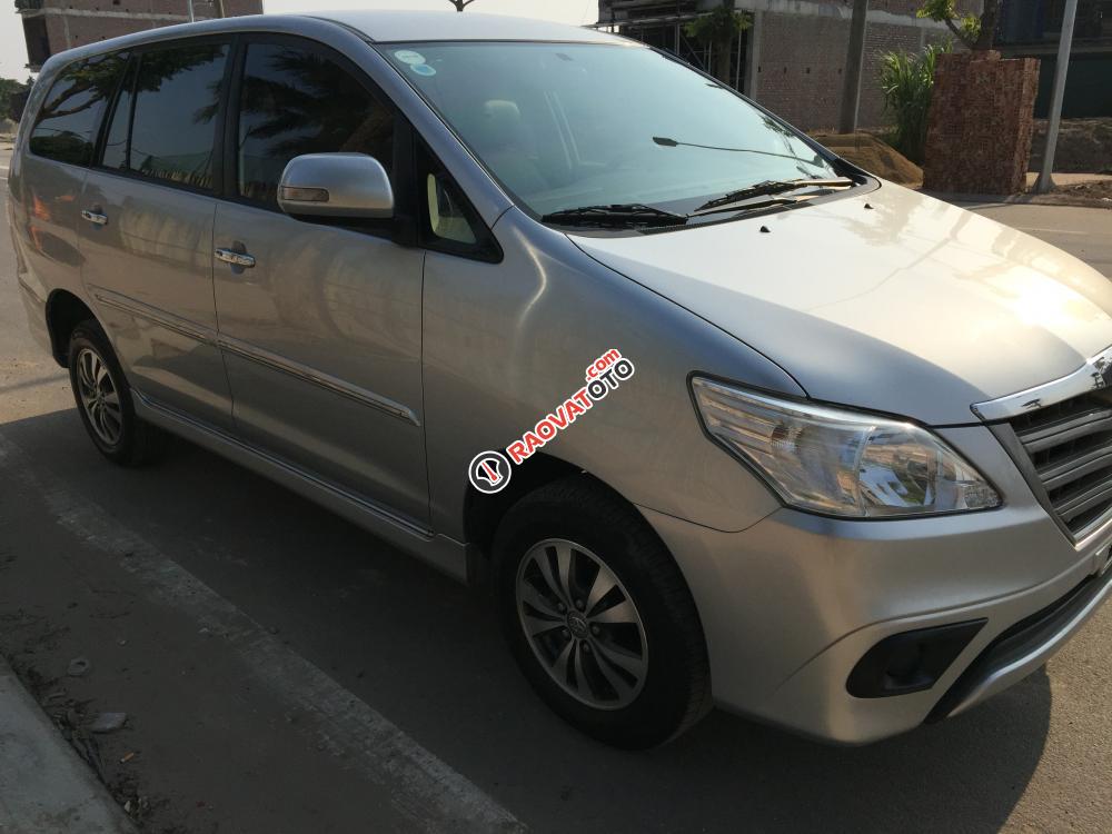 Bán xe Toyota Innova E màu ghi bạc số sàn, SX: 2016, biển số Hà Nội-2