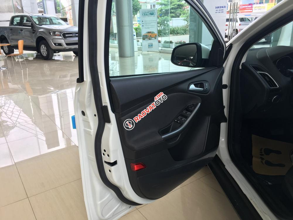 Bán xe Ford Focus Trend 1.5 AT Ecoboost Hatchback 2017, màu trắng, giao xe ngay, hỗ trợ trả góp-6