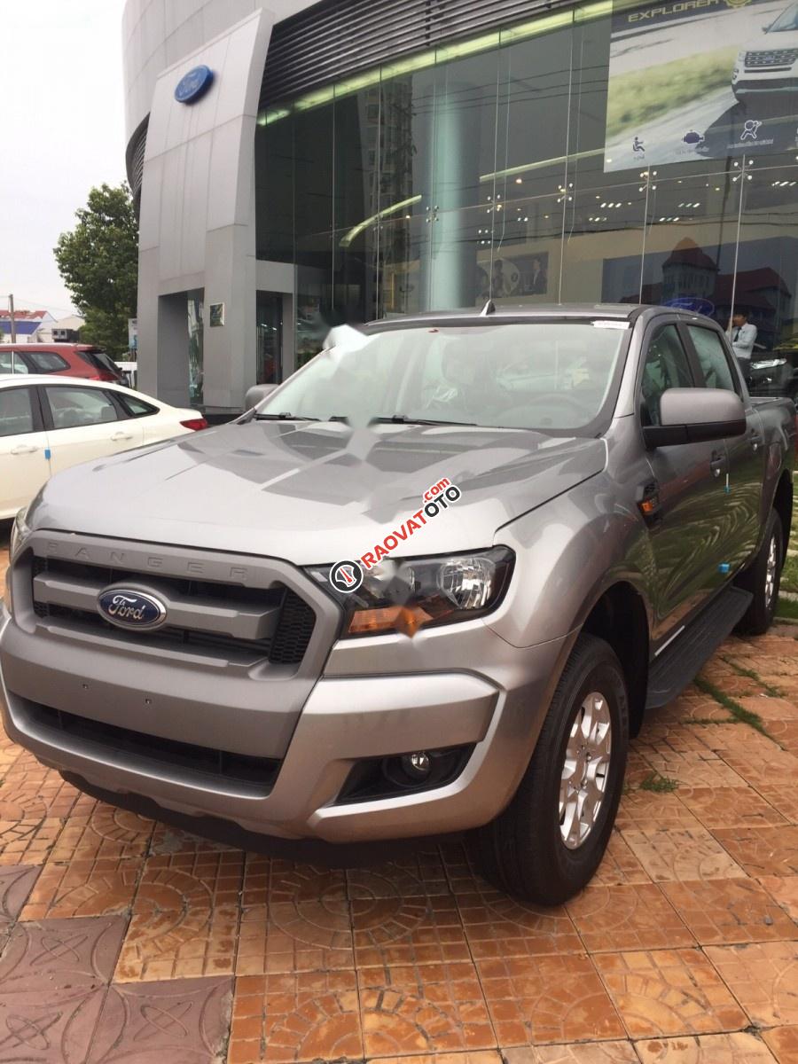 Bán xe Ford Ranger XLS 2.2L 4x2 AT đời 2017, màu ghi vàng, nhập khẩu nguyên chiếc, 675tr-0