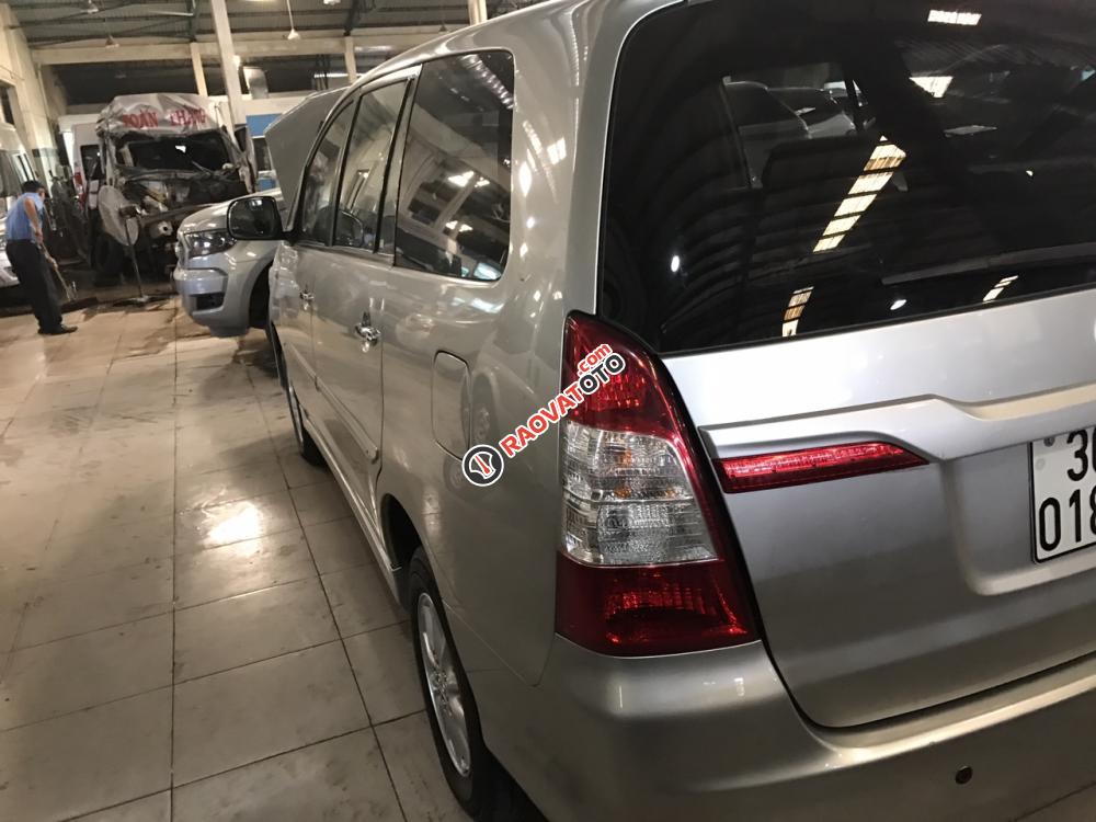 Bán Toyota Innova E MT đời 2014, màu bạc số sàn, giá chỉ 569 triệu-1