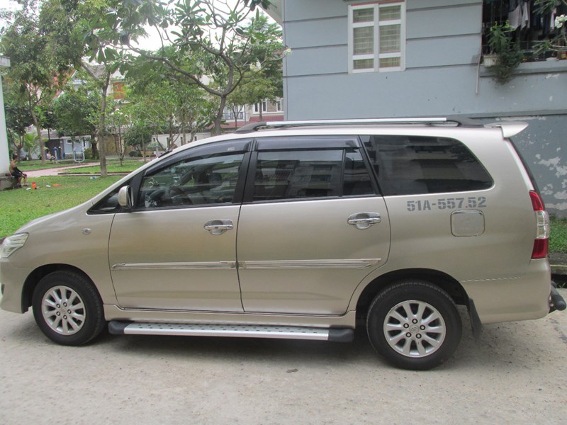 Cần bán xe Toyota Innova sản xuất 2014, màu bạc, xe nhập, số tự động-3