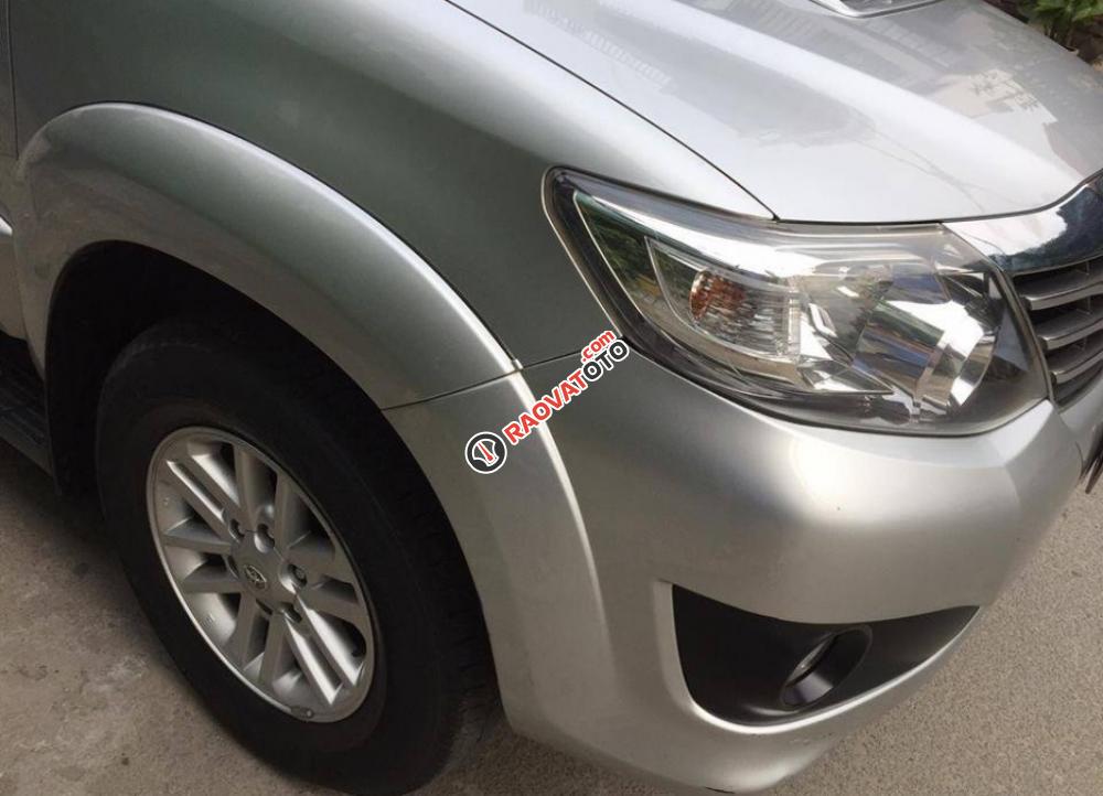 Cần bán chiếc Toyota Fortuner 2.5G MT 2014, máy dầu màu bạc-3