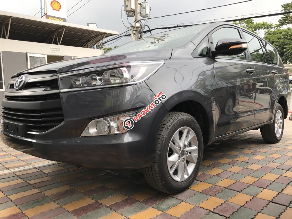 Bán xe Toyota Innova 2.0E đời 2017, màu xám, giá 723tr-0