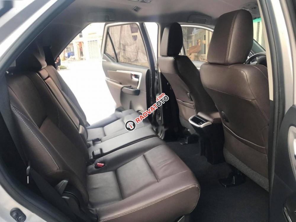 Bán Toyota Fortuner 2.7V 4x2 AT sản xuất 2017, màu bạc, nhập khẩu nguyên chiếc như mới-2
