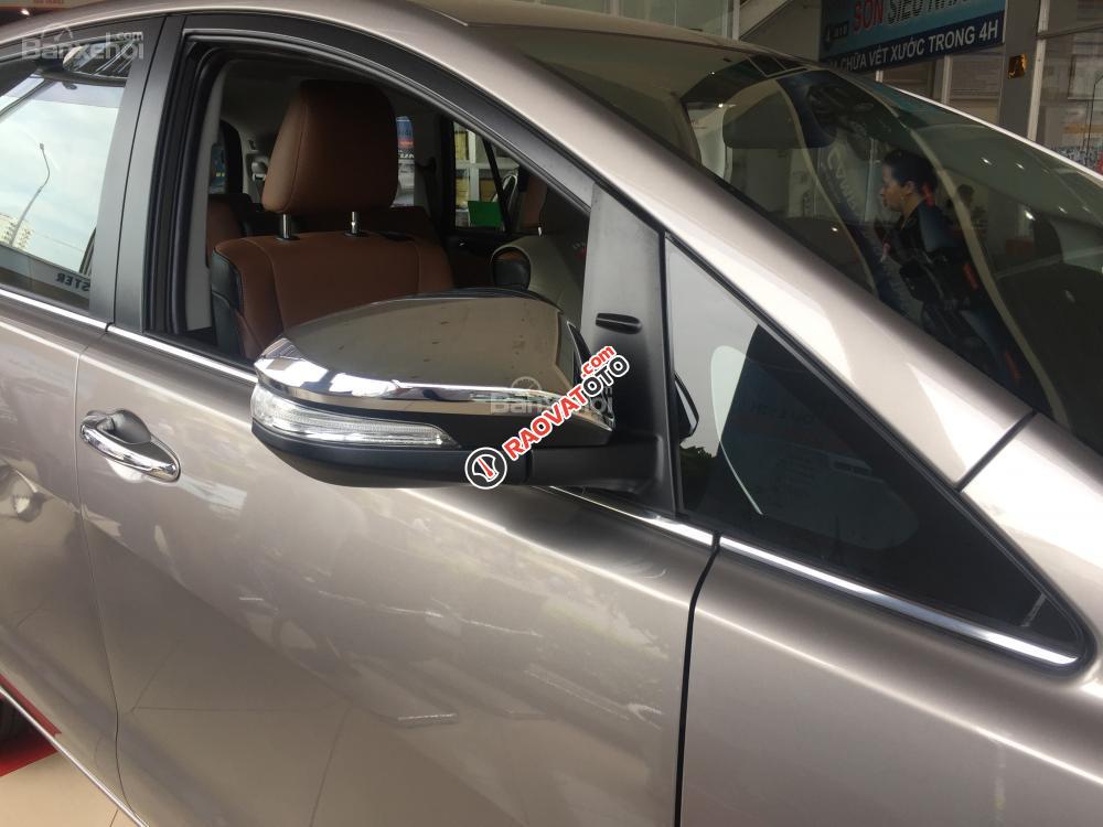 Toyota Innova 2.0E, giảm giá 30 triệu trong T12-2017-5