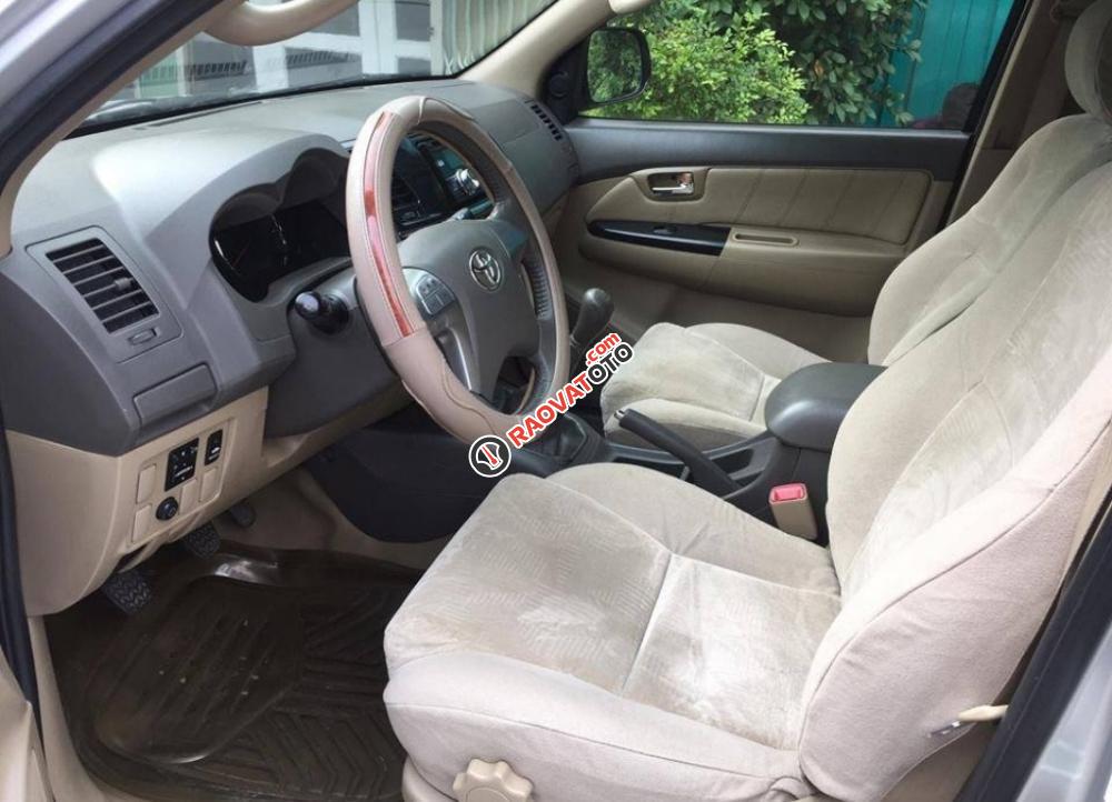 Cần bán chiếc Toyota Fortuner 2.5G MT 2014, máy dầu màu bạc-6