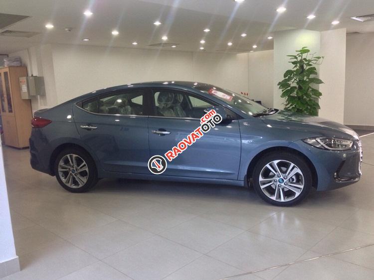 Hyundai Quận 4- Elantra 1.6 AT, màu xanh đá. Giá 730 triệu bao gồm tất cả chi phí. LH Hương: 0902.608.293-6