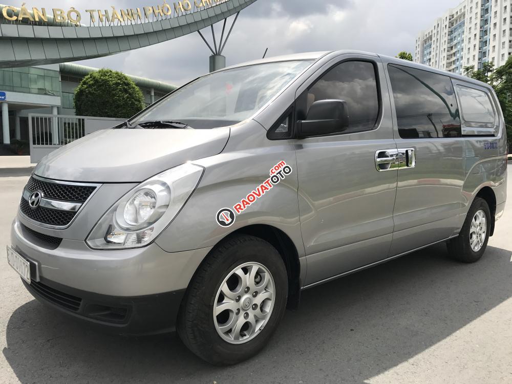 Bán Hyundai Starex sản xuất 2011, màu xám, nhập khẩu nguyên chiếc số sàn, giá tốt-0