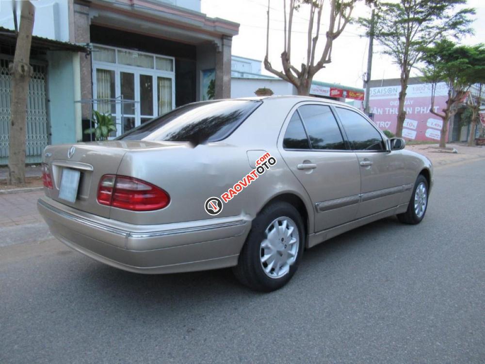 Cần bán Mercedes E240 AT đời 2000 số tự động-1