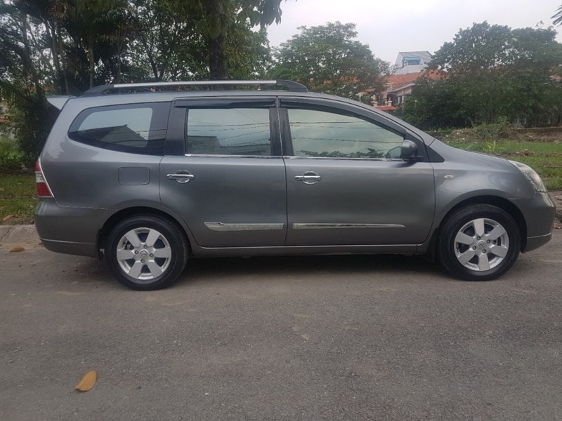 Cần bán gấp Nissan Grand livina sản xuất 2011, màu xám, nhập khẩu chính hãng, số tự động, 385tr-0