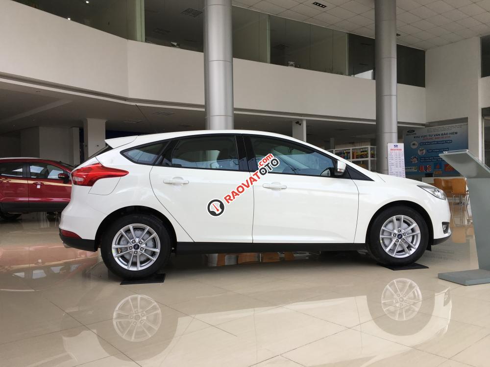 Bán xe Ford Focus Trend 1.5 AT Ecoboost Hatchback 2017, màu trắng, giao xe ngay, hỗ trợ trả góp-2