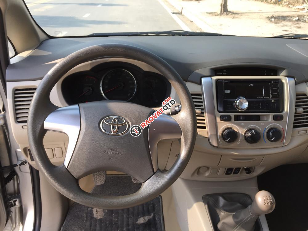 Bán xe Toyota Innova E màu ghi bạc số sàn, SX: 2016, biển số Hà Nội-8