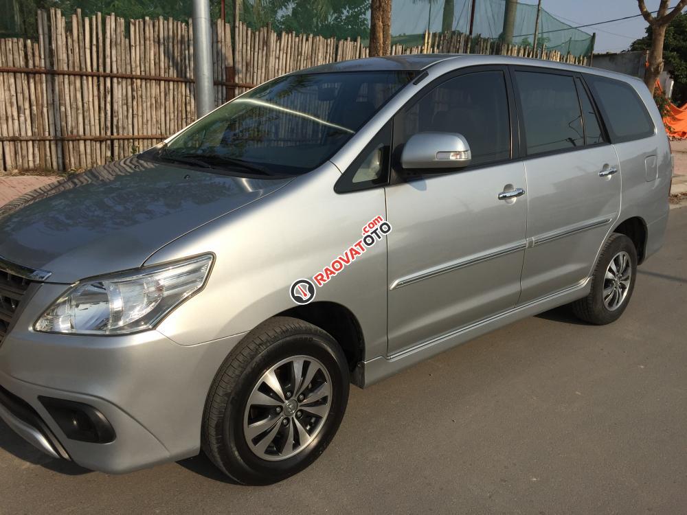 Bán xe Toyota Innova E màu ghi bạc số sàn, SX: 2016, biển số Hà Nội-1