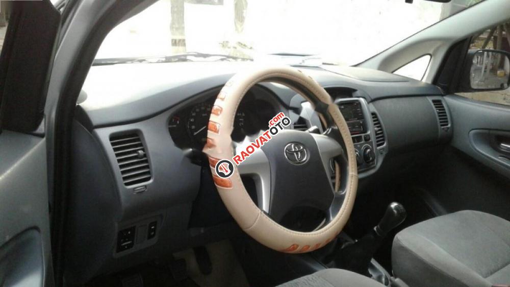 Cần bán Toyota Innova 2.0E sản xuất 2013, màu bạc chính chủ-4