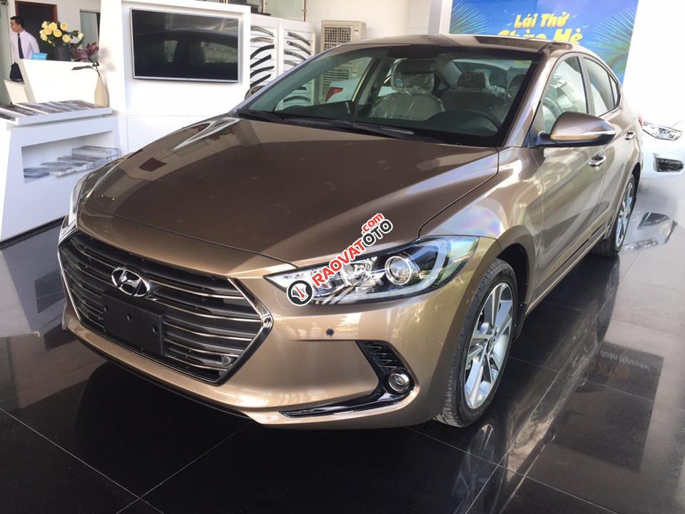 Bán xe Hyundai Elantra đời 2017, màu nâu, giá 625tr-1